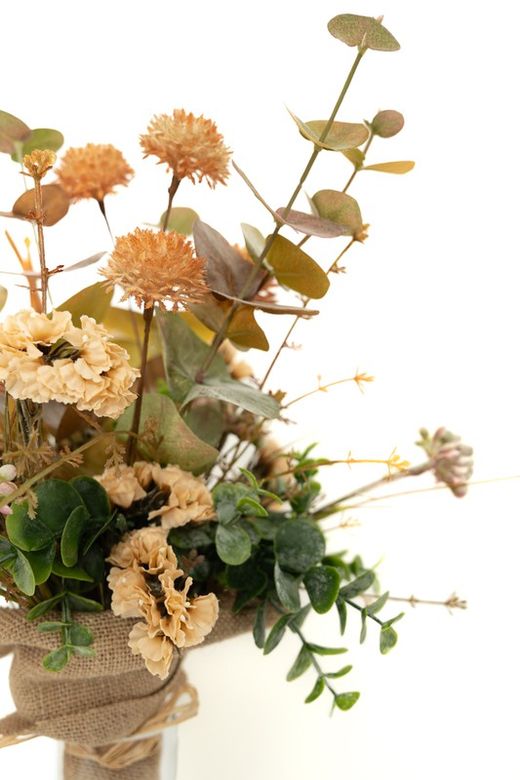 Ramo de flores silvestres artificiales en tonos crema y ocres
