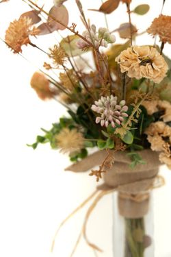 Ramo de flores silvestres artificiales en tonos crema y ocres