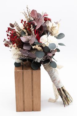 Ramo de novia con flores preservadas y con flores secas silvestre. Ramos de novia campestres y con flores muy silvestre. Muy actual y moderno