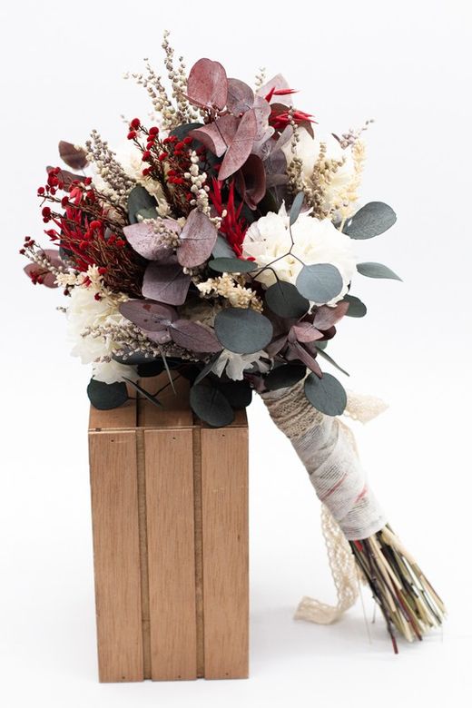 Ramo de novia con flores preservadas y con flores secas silvestre. Ramos de novia campestres y con flores muy silvestre. Muy actual y moderno