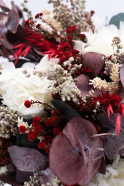 Ramo de novia con flores preservadas y con flores secas silvestre. Ramos de novia campestres y con flores muy silvestre. Muy actual y moderno