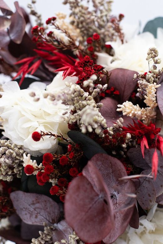 Ramo de novia con flores preservadas y con flores secas silvestre. Ramos de novia campestres y con flores muy silvestre. Muy actual y moderno