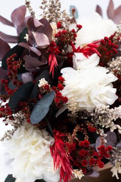 Ramo de novia con flores preservadas y con flores secas silvestre. Ramos de novia campestres y con flores muy silvestre. Muy actual y moderno