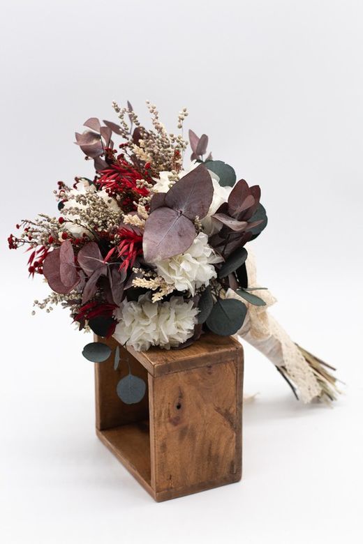 Ramo de novia con flores preservadas y con flores secas silvestre. Ramos de novia campestres y con flores muy silvestre. Muy actual y moderno