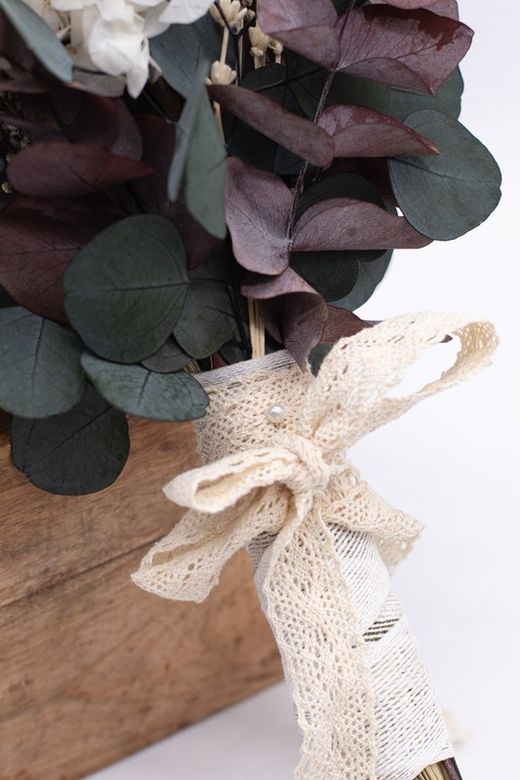 Ramo de novia con flores preservadas y con flores secas silvestre. Ramos de novia campestres y con flores muy silvestre. Muy actual y moderno