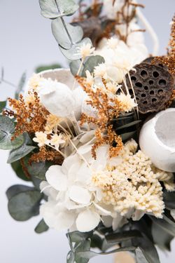 Ramo de novia con flores secas y con eucalipto preservado