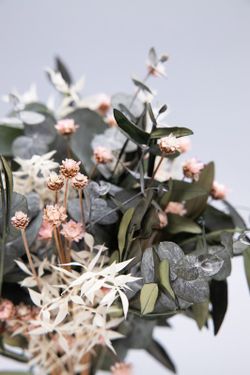 Ramo de novia con flores secas y con eucalipto preservado