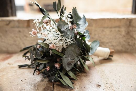 Ramo de novia con flores secas y con eucalipto preservado