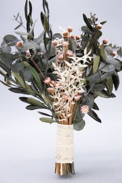 Ramo de novia con flores secas y con eucalipto preservado