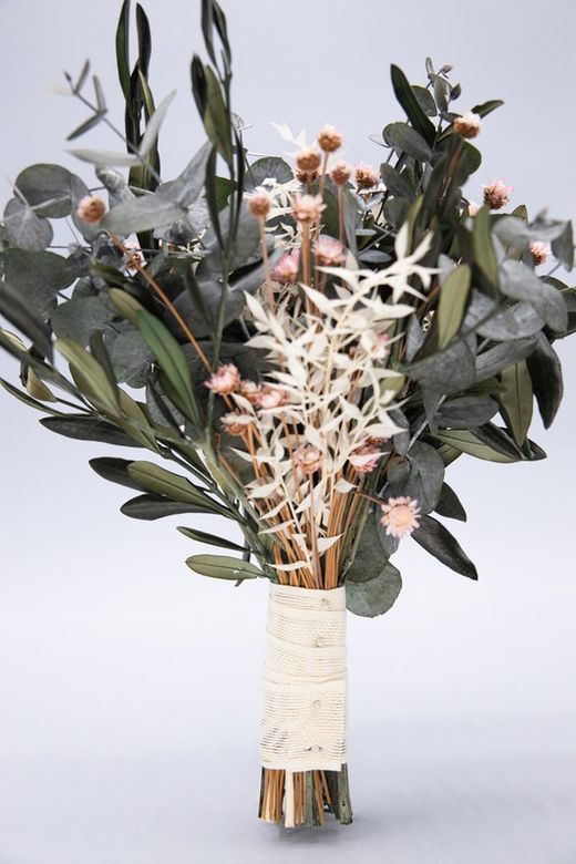 Ramo de novia con flores secas y con eucalipto preservado