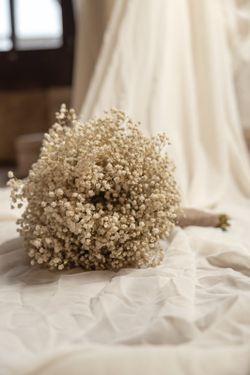 Ramo de novia con paniculata preservada. Todo un clásico para las novias más románticas y femeninas.