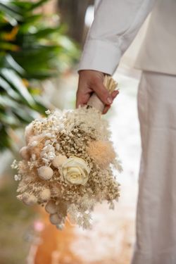 Ramo de novia con rosas blancas preservadas, elegante y moderno
