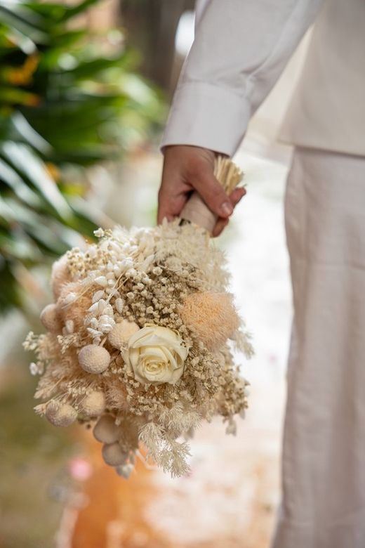 Ramo de novia con rosas blancas preservadas, elegante y moderno