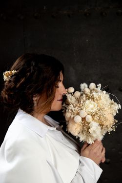 Ramo de novia con rosas blancas preservadas, elegante y moderno