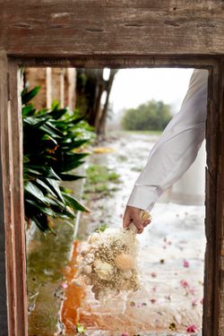 Ramo de novia con rosas blancas preservadas, elegante y moderno
