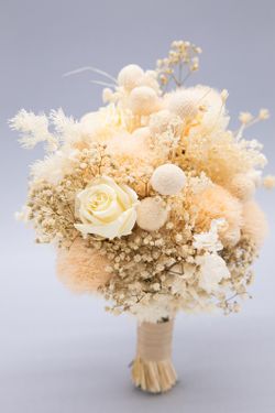 Ramo de novia con rosas blancas preservadas, elegante y moderno