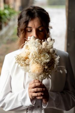 Ramo de novia con rosas blancas preservadas, elegante y moderno