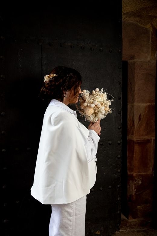 Ramo de novia con rosas blancas preservadas, elegante y moderno
