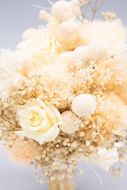 Ramo de novia con rosas blancas preservadas, elegante y moderno