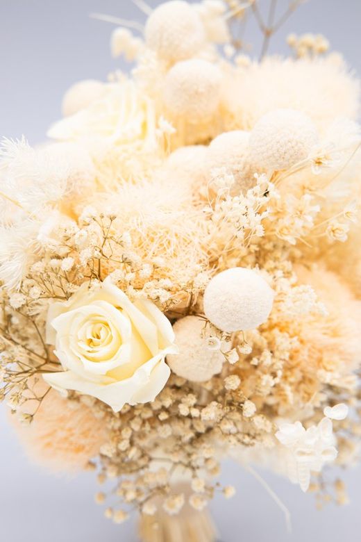 Ramo de novia con rosas blancas preservadas, elegante y moderno