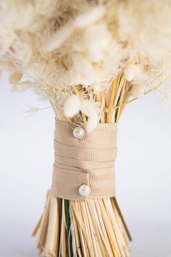 Ramo de novia con rosas blancas preservadas, elegante y moderno