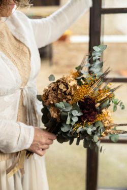 Ramo de novia de estilo natural con hortensia preservada en colores tierra