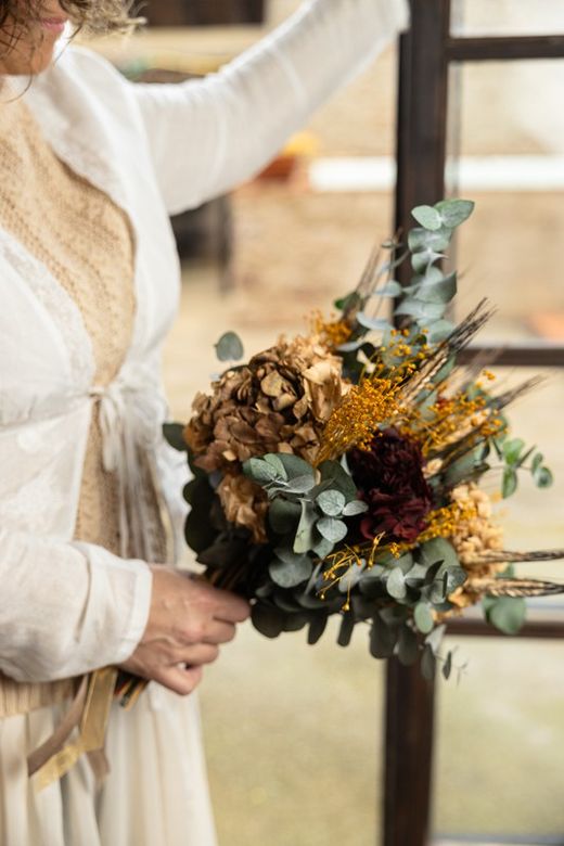 Ramo de novia de estilo natural con hortensia preservada en colores tierra