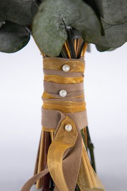 Ramo de novia de estilo natural con hortensia preservada en colores tierra