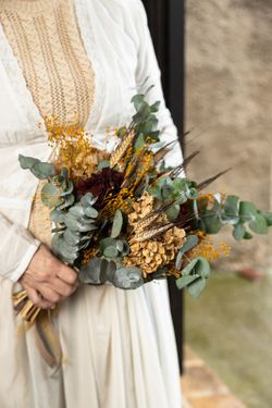 Ramo de novia de estilo natural con hortensia preservada en colores tierra