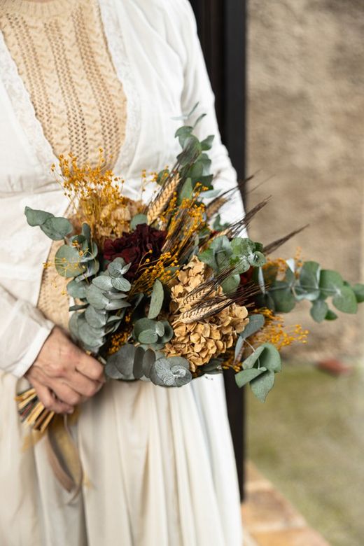 Ramo de novia de estilo natural con hortensia preservada en colores tierra