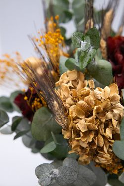 Ramo de novia de estilo natural con hortensia preservada en colores tierra