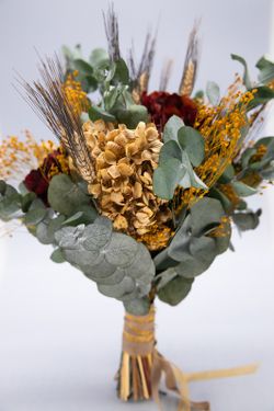 Ramo de novia de estilo natural con hortensia preservada en colores tierra