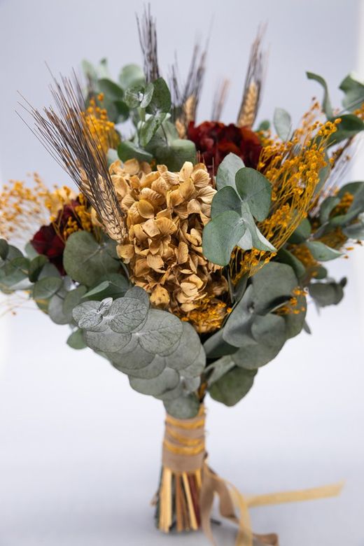 Ramo de novia de estilo natural con hortensia preservada en colores tierra