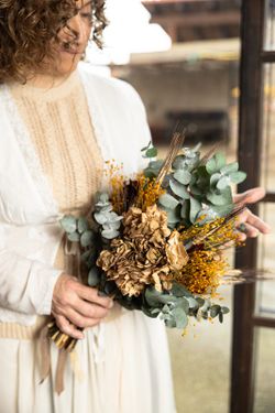 Ramo de novia de estilo natural con hortensia preservada en colores tierra