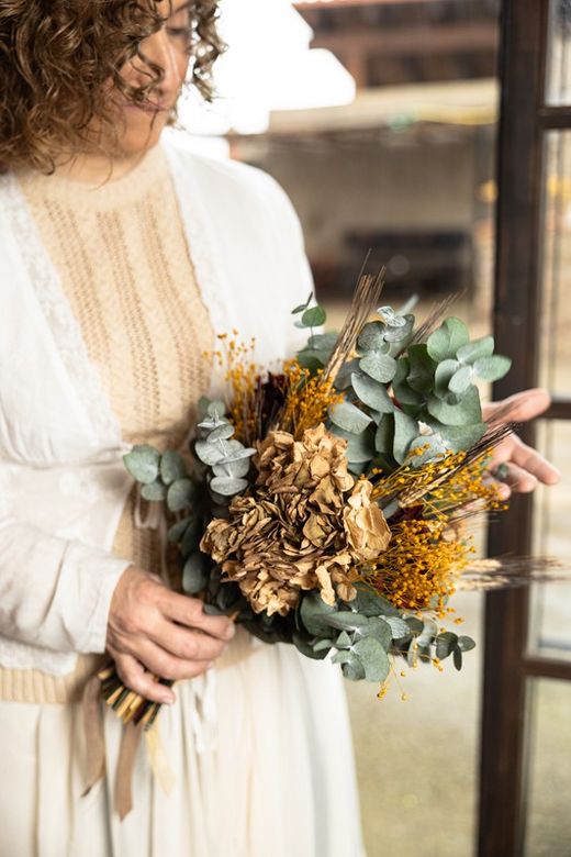Ramo de novia de estilo natural con hortensia preservada en colores tierra