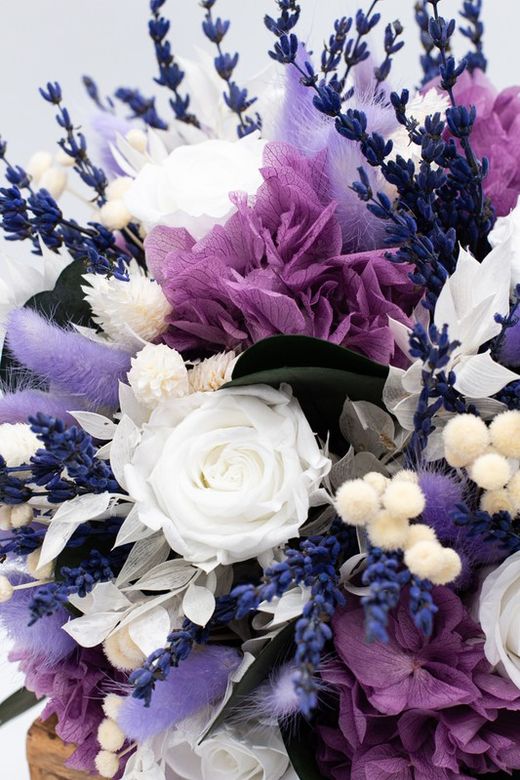 Ramo de novia vintage con flores preservadas y flores secas en colores lavanda y blanca.