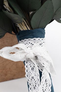 Ramo de novia vintage con flores preservadas y flores secas en colores lavanda y blanca.