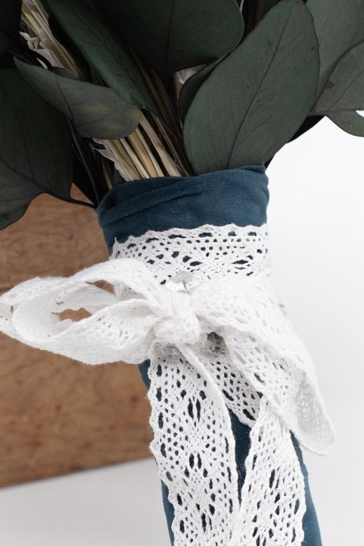 Ramo de novia vintage con flores preservadas y flores secas en colores lavanda y blanca.