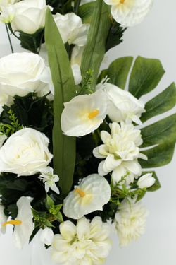 Ramo de rosas y crisantemo blanco para cementerio