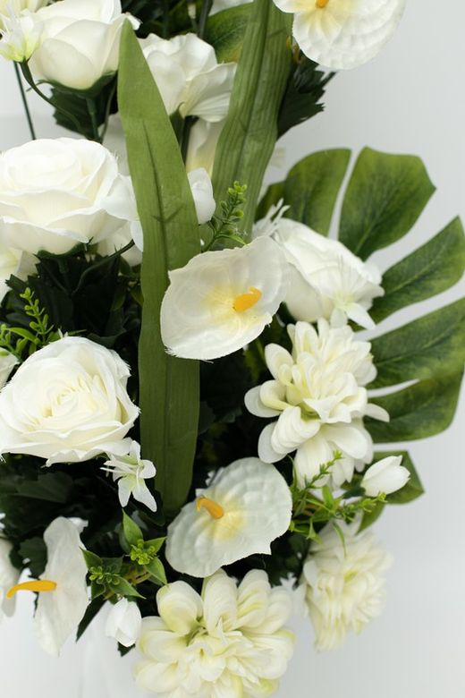 Ramo de rosas y crisantemo blanco para cementerio