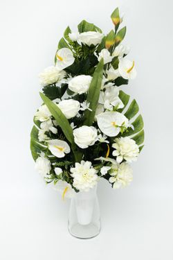 Ramo de rosas y crisantemo blanco para cementerio