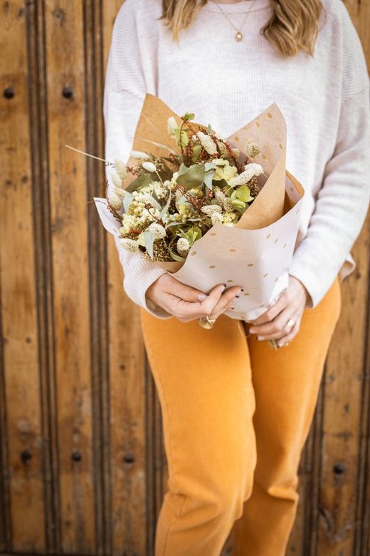 Ramo grande de flores secas en colores naturales, verdes y crema