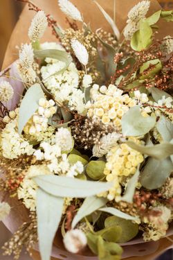 Ramo grande de flores secas en colores naturales, verdes y crema