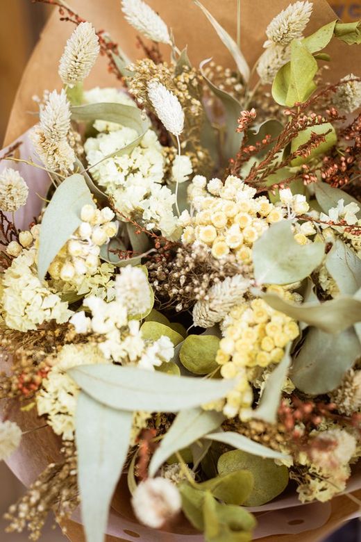 Ramo grande de flores secas en colores naturales, verdes y crema