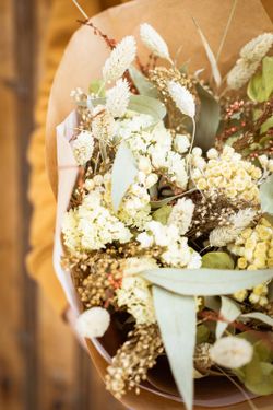 Ramo grande de flores secas en colores naturales, verdes y crema