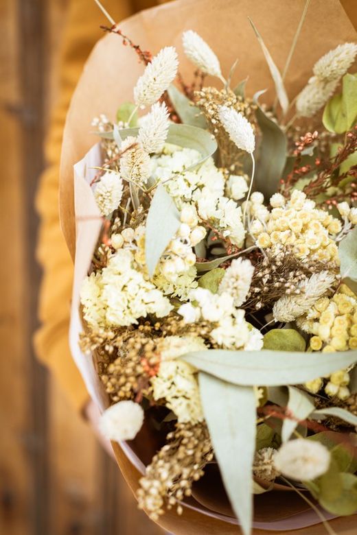 Ramo grande de flores secas en colores naturales, verdes y crema