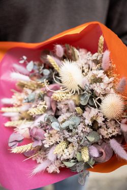 Ramo rústico romántico de flores secas y preservadas