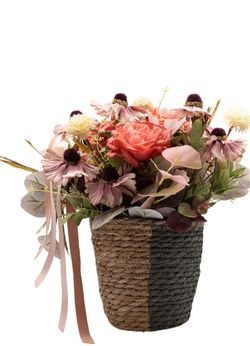 Romántica cesta floral artificial en tonos coral y lila
