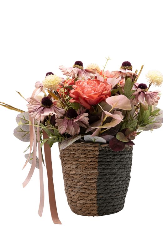 Romántica cesta floral artificial en tonos coral y lila