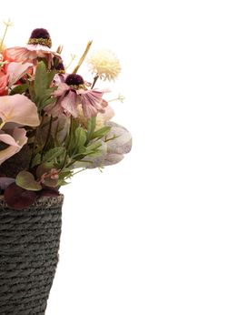 Romántica cesta floral artificial en tonos coral y lila